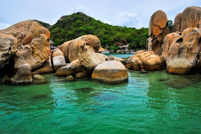 what are attractions in binh lap island - bai lao beach