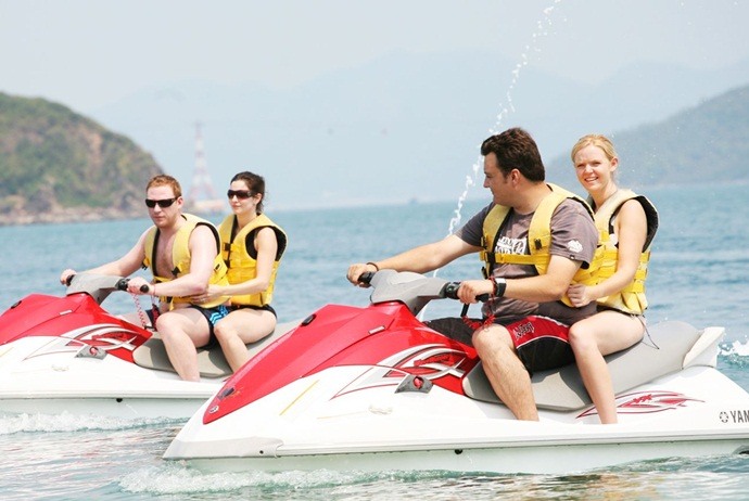 what to do in hon tam island - play water sports