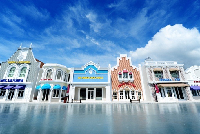 what to do in vinpearl land in nha trang - shopping street