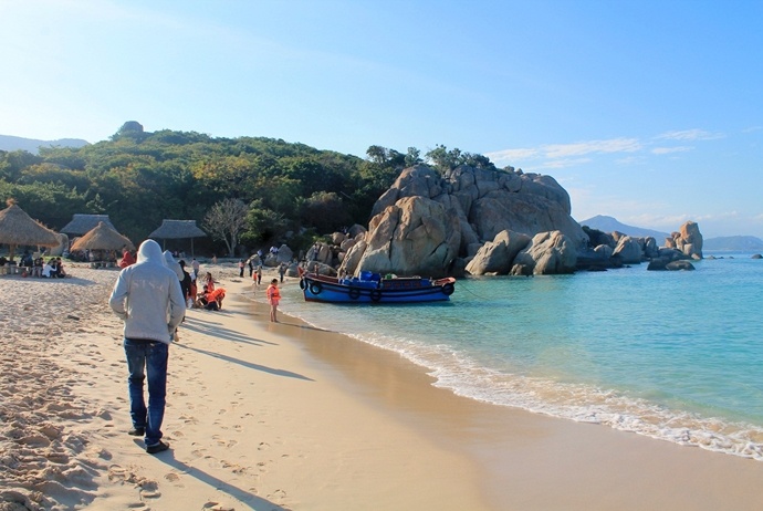 activites and attractions about binh hung tourism - bai kinh beach