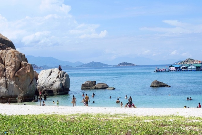 activites and attractions about binh hung tourism - binh tien beach