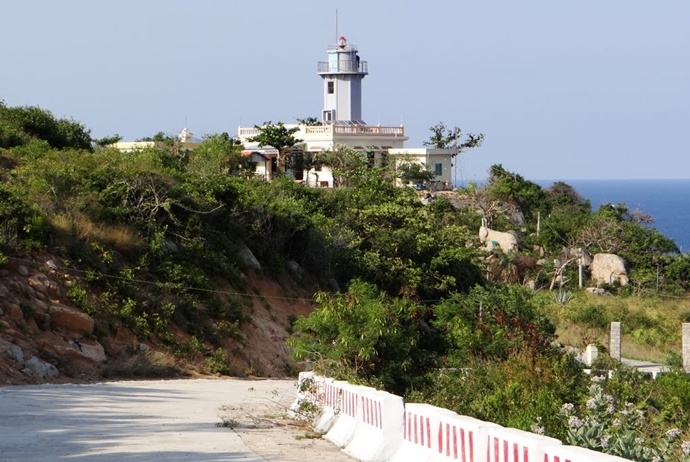 activites and attractions about binh hung tourism - hon chut lighthouse