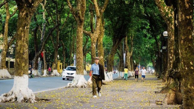 autumn in hanoi - the streets in the morning