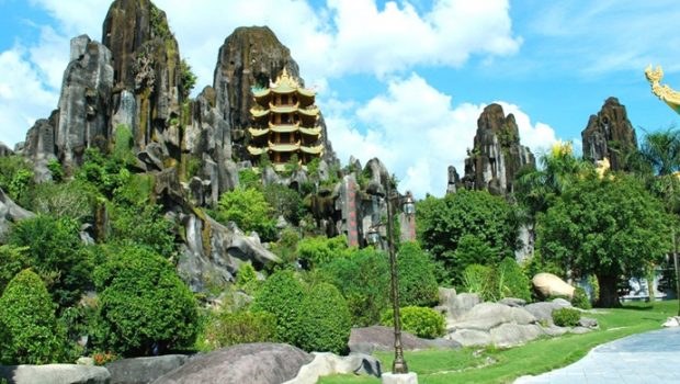 what make tourists eager to come to the road to ngu hanh son