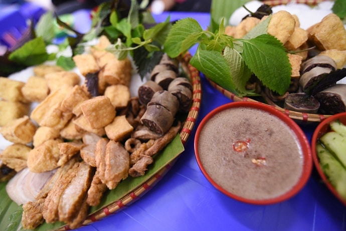 vermicelli with fried tofu and shrimp paste - bun dau goc da ngo gach