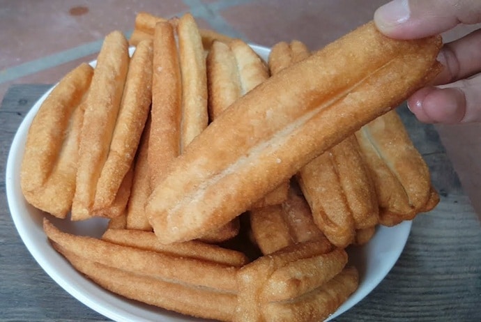 hot finger-shaped soufflé - quay nong on hang bong street