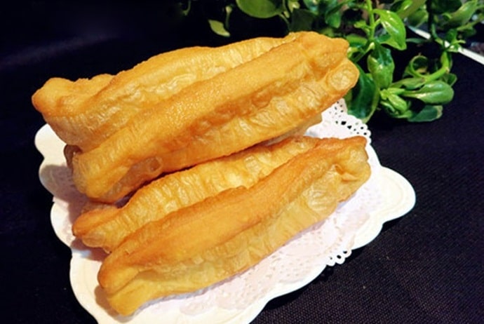 hot finger-shaped soufflé - quay nong on tran nhat duat street