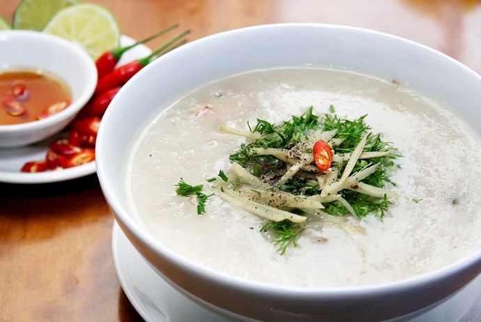 where to eat vietnamese fish porridge in Hanoi - chao ca cuong lim on chua lang street