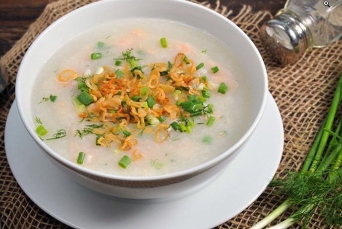 where to eat vietnamese fish porridge in Hanoi - chao ca on giang vo street