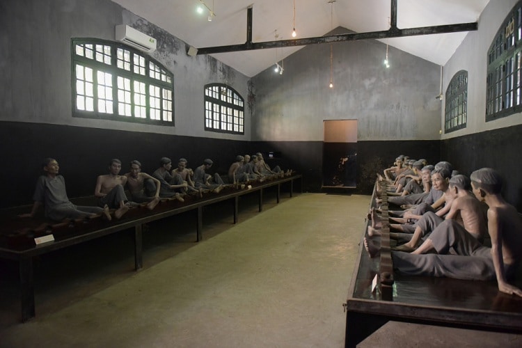 hoa lo prison 