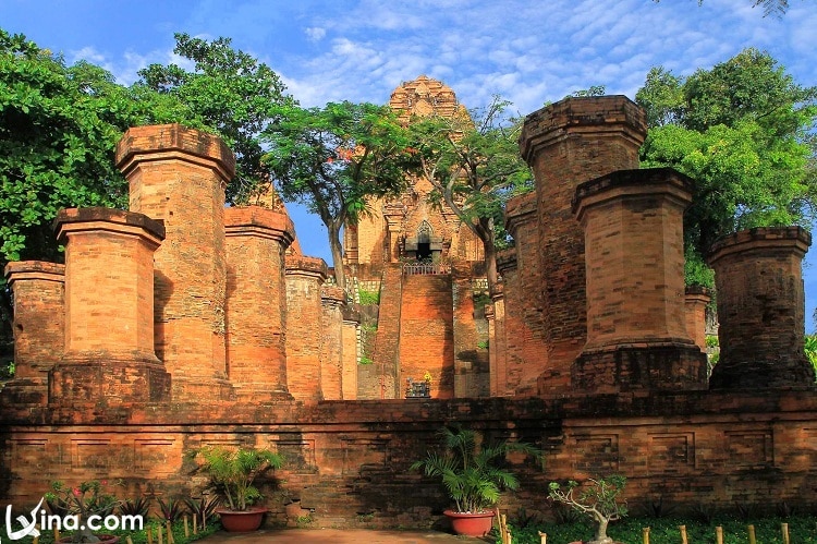 poshanu cham towers