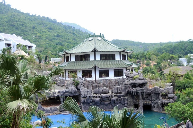 than tai hot springs park - japanese onsen 