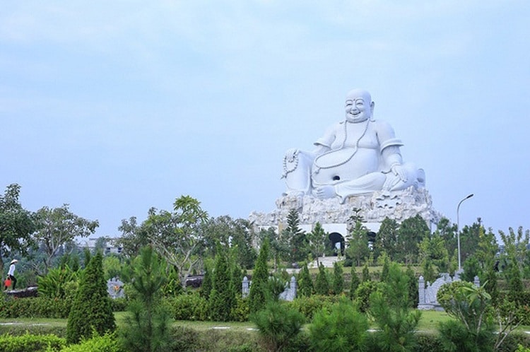 than tai hot springs park - maitreya statue 