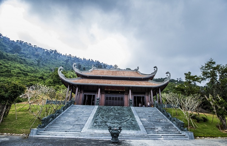 than tai hot springs park - son than temple 