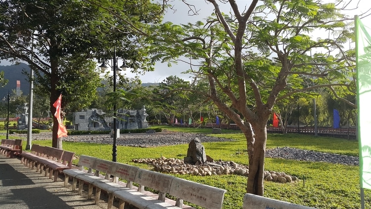 vietnam photos - hang duong cemetery