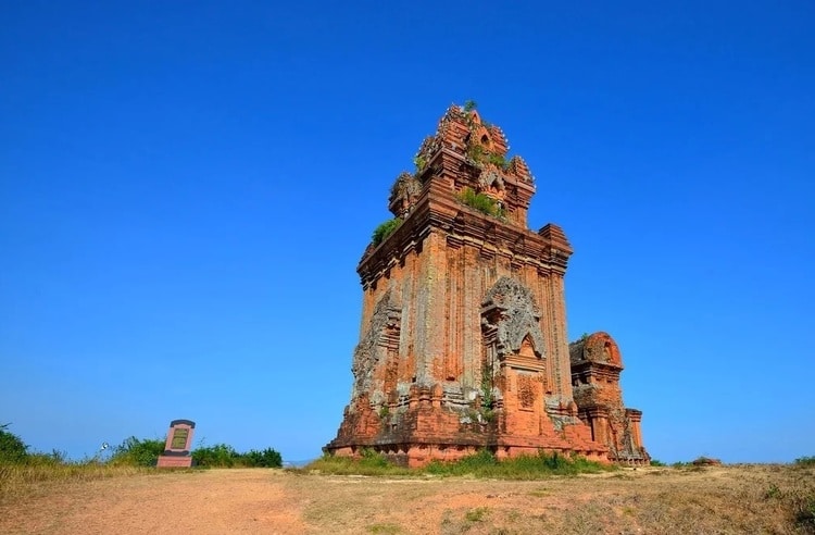 vietnam photos - cham towers in binh dinh