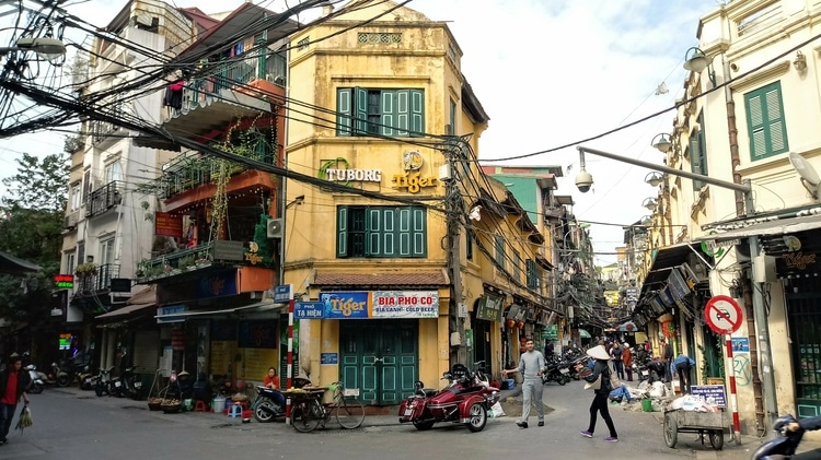 vietnam photos - shopping in hanoi old quarter