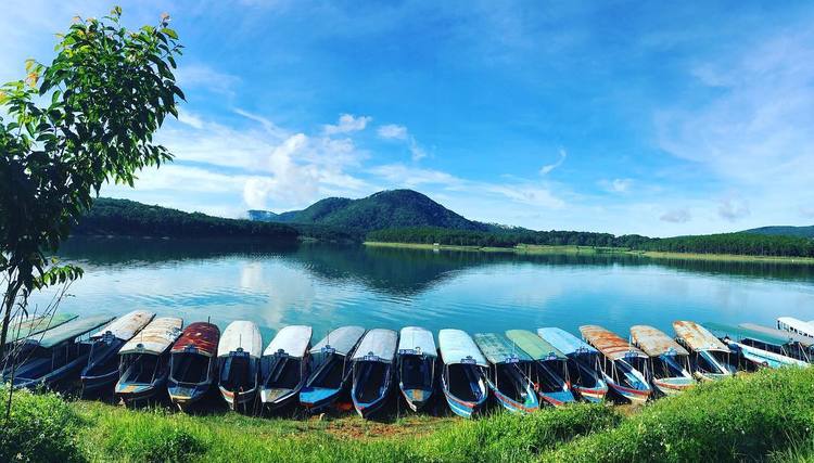 the best time to go to tuyen lam lake vietnam photos - tuyen lam lake