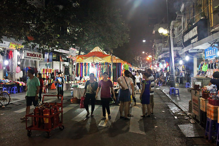 vietnam photos - hanoi old quarter night market