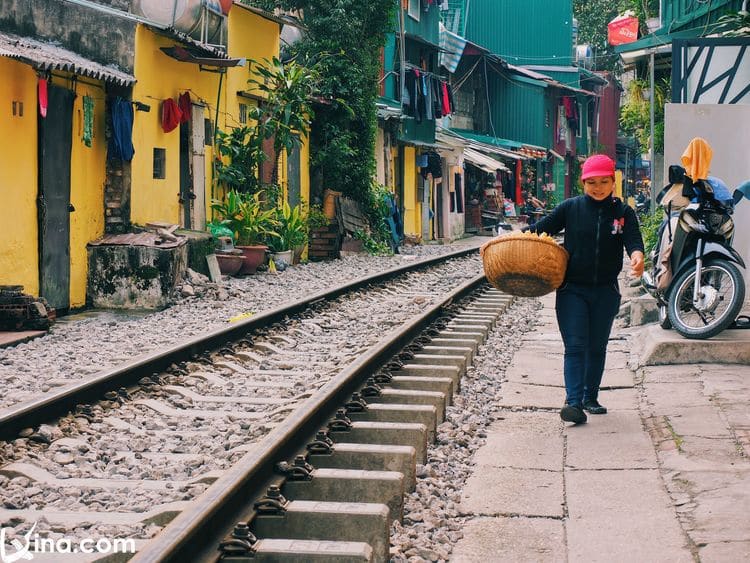 vietnam photos - hanoi train street photos