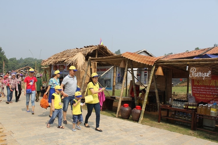 vietnam photos - cultural village of 54 vietnamese ethnic minority groups