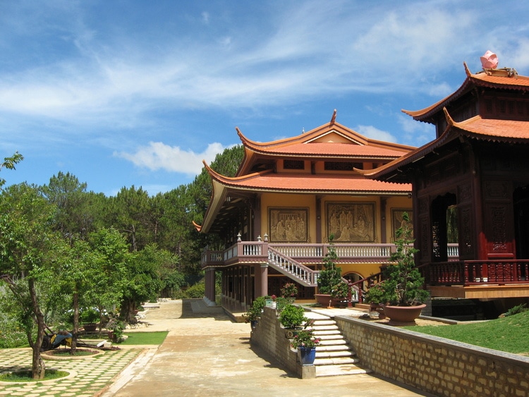 vietnam photos - truc lam bach ma monastery