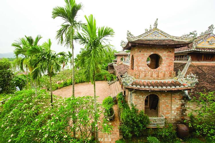 vietnam photos - ben xuan garden house theatre