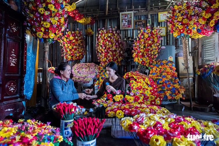 vietnam photos - thanh tien paper flower village