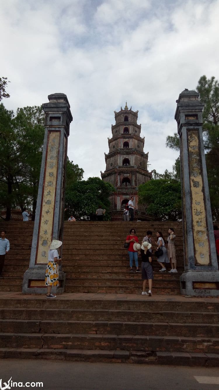 vietnam photos - pagodas in hue photos