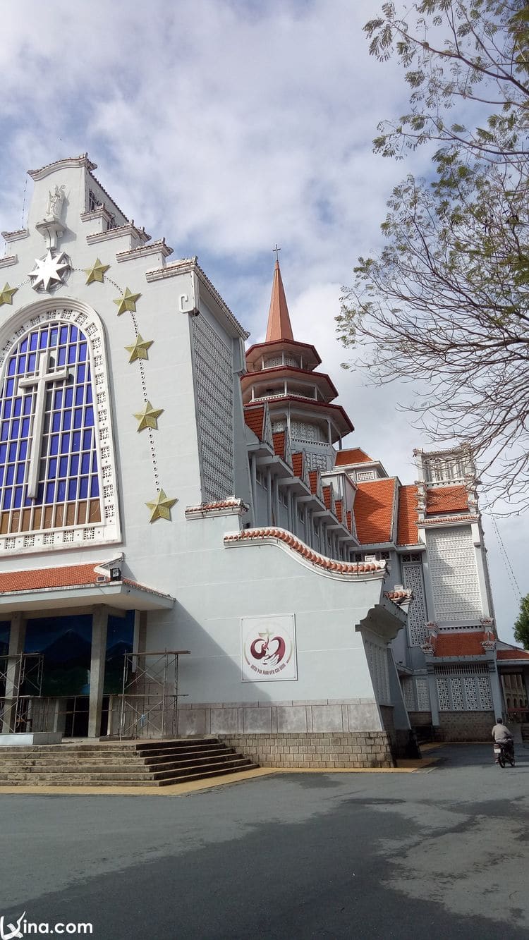 vietnam photos - photos of famous churches in hue