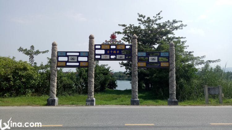 vietnam photos - the complex of hue monuments photos