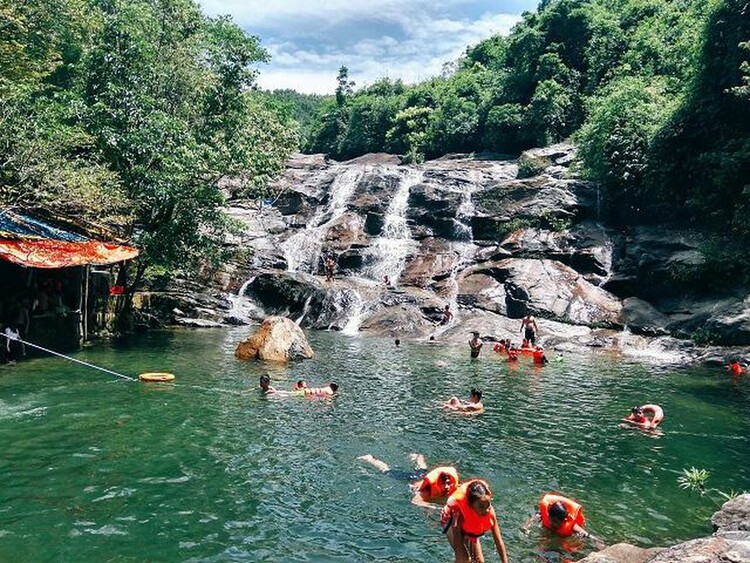 nhi ho waterfall in hue