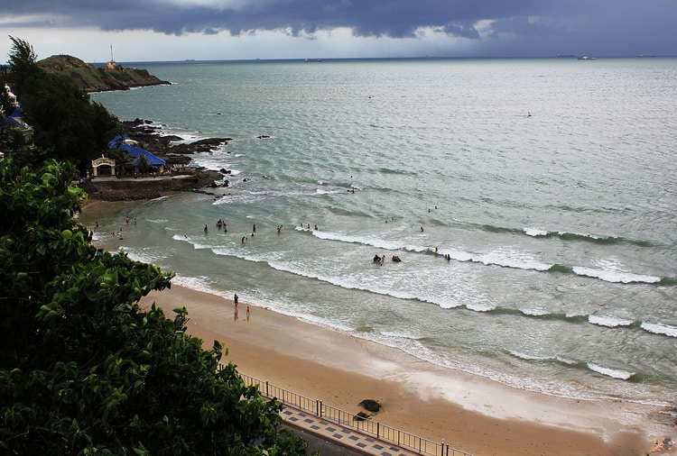 vong nguyet beach in vung tau