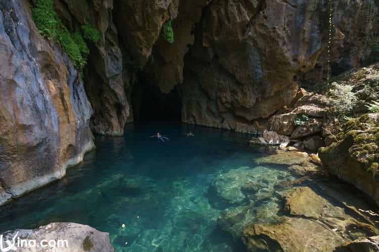 vietnam photos - photos of cave system in quang binh